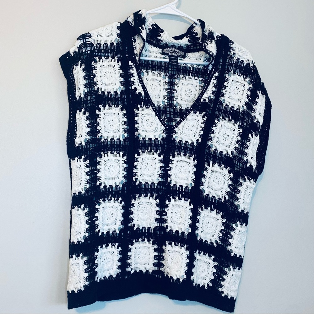 Oliver O Black and White Granny Square Women's Shortsleeved Sweater
